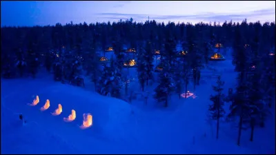 Pour observer les aurores boréales, ces igloos ont été dotés de plafonds en verre. Ici c'est particulier et l'on peut choisir entre un chalet nordique à aire ouverte ou encore un igloo enneigé.
Où est situé l'hôtel où l'on peut se réveiller en observant les rennes sauvages s'abreuver au lac et ensuite entreprendre un safari de pêche en motoneige puis finir avec une baignade dans les eaux glacées ?