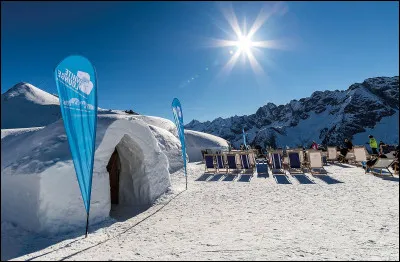 Au menu, chaises longues, boissons délicieuses et style de vie pur : puis une nuit dans un igloo à 2000 m. Lentement le soleil disparaîtra derrière les pics de Tux, Les étoiles vont scintiller et la nuit magique de lumières se répand dans la vallée.
À quel endroit d'Autriche, vous proposent-on ensuite la randonnée aux flambeaux vers la plate-forme panoramique du Ahorn ?
