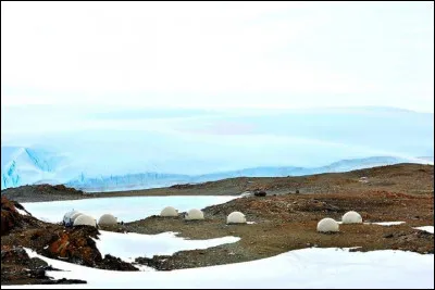 C'est le grand luxe, surtout à cet endroit : faits en fibre de verre, chauffés, on les trouve au pied d'un glacier. Équipés de parquet, d'un bureau, d'une salle de bain confortable et de draps en fausse fourrure.
Trouvez l'hôtel qu'on rejoint en jet privé depuis Cape-Town, qui est équipé d'une biblio, d'un salon avec un poêle à bois et d'une luxueuse salle à manger, le tout à 80000$ la semaine.