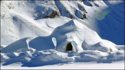 Ce surprenant village Igloo est situé dans la région de Grau Roig, station de ski située à 2300 m : il bénéficie d'une vue panoramique sur la montagne. On fournit un sac de couchage d'expédition ainsi qu'une doublure de sac de couchage et le bar et le restaurant sont à votre disposition.
Trouvez cet hôtel d'une capacité de 32 personnes muni d'igloos avec jacuzzi à ciel ouvert sur les étoiles.