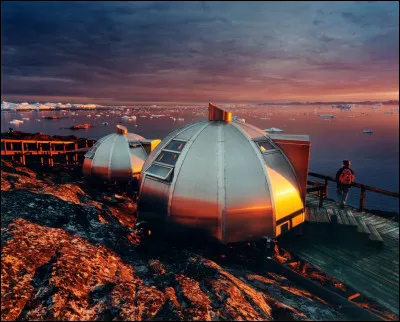 Chaque année, les icebergs du fjord glacé d'Ilulissat offre un spectacle d'environ 35 km3 de glace. Ce phénomène est inscrit au patrimoine mondial de l'UNESCO et constitue l'un des glaciers les plus actifs et qui se déplace le plus rapidement au monde. Peut-être Trump va-t-il vouloir l'acheter au Danemark.
Où sont ces igloos, aux premières loges pour observer le flot continu d'icebergs massifs ?