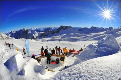 Ce village d'igloos se trouve à plus de 2600 m. soit le plus haut du pays. Vous êtes un peu frileux, pour la nuit on vous offre un sac de couchage double, matelas thermique et peau de mouton.
Trouvez ce village inédit où vous pouvez admirer un superbe panorama de quatre pays différents.