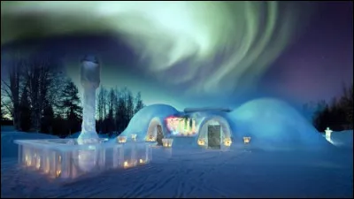 Pour ne rien manquer, les chambres sont munies d'une « alarme d'aurore boréale » commune en cette région de ciel étoilé. Vous dormirez sous la neige dans des conditions totalement arctiques mais à votre éveil (?), un chaud repas délicieux vous attendra au Log Restaurant. 
Quel cet cet endroit vraiment unique où l'on vous garantit la température de votre chambre d'hôtel entre 0 et -5ºC ?