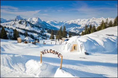 On nous souhaite la bienvenue et on nous invite au sauna mais il y a aussi un jacuzzi et une grande variété de chambres à choisir entre les différents igloos mais aussi un chalet chauffé pour les barbecues, avec un foyer chaleureux. 
Quel est ce village au panorama époustouflant, situé près de la station supérieure de la télécabine Saanerslochgrat, au-dessus de Saanenmöser, à environ 2000 m ?