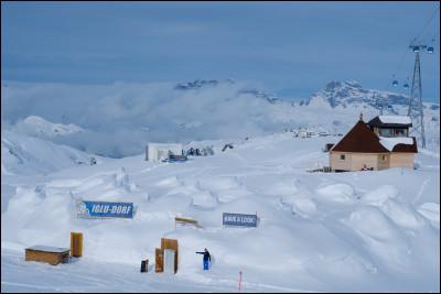 Cette région de Parsenn est considérée comme l'une des origines du ski en Suisse. Pendant les heures de ski, on ouvre le village d'igloo et son bar à la visite : il nous faut garder notre tête pour nos skis.
Nommez cet ''Igloo Village'' qui est situé sous la station Weissfluhjoch, à la jonction Schifer / Totalp, à 2620 m d'altitude.