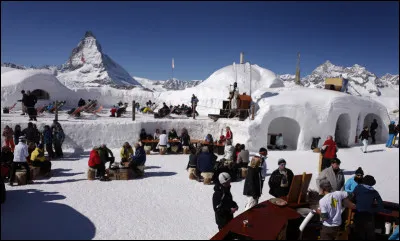 Celui dont l'on voit les activités, est installé sur le Rotenboden et offre une expérience incomparable à 2727 m, à une altitude record pour toutes les Alpes. On y voit un panorama incomparable sur le Cervin.
Quel est cet hôtel de rêve ouvert durant la journée au bar igloo (!) où vous pouvez déguster une savoureuse fondue suisse au fromage ou siroter un peu de vin blanc chaud igloo fait maison ?