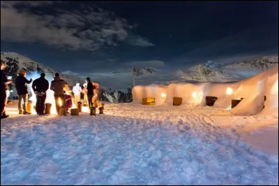 C'est beau et c'est carrément un village constitué d'igloos, chauffés par des poêles à bois : sur le Dou du Praz, on partage une fondue savoyarde et un bon vin chaud dans le restaurant igloo. 
Trouvez cet hôtel situé au c&oelig;ur d'un des plus grands domaines skiables du monde, profitant d'une vue magnifique sur la Tarentaise, la Pierra Menta et le Beaufortain.