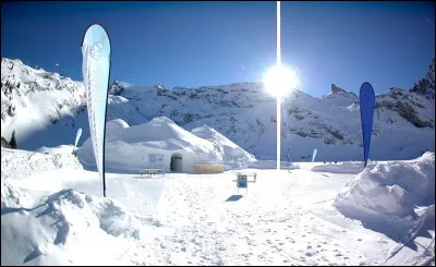 N'oubliez pas vos lunettes soleil : on dit que c'est ''An Igloo world in white''.
Quel est ce village situé, à 20 minutes de marche de Engen, dans le canton d'Obwald, dans l'état Baden-Württemberg, ainsi qu'au comté Freiburg et au district Konstanz ?