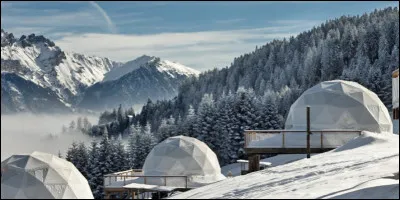Prenez 1 sec pour admirer et imaginer ce qu'on peut y vivre : on est au pied de la chaîne montagneuse des Dents-du-Midi, à plus de 1 400 m d'altitude.
Trouvez cet endroit unique où l'hospitalité et la conservation environnementale cohabitent : l'utilisation de l'énergie et de l'eau est contrôlée. Les déchets sont recyclés. Les aliments sont achetés localement et l'équipe vient travailler à pied !