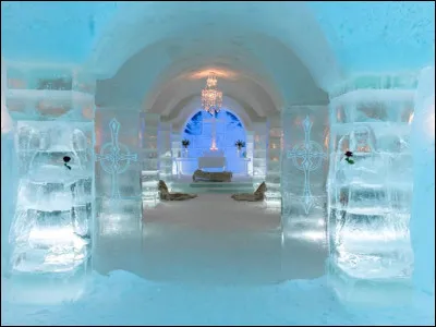 On nous offre de tenter l'expérience avec d'épaisses peaux de rennes recouvrant les lits et le sauna : après tout, c'est en Laponie. Conduisez une motoneige pour découvrir le paysage du Finnmark ou profitez d'un traîneau tiré par des rennes pour admirer les aurores boréales.
Trouvez cet hôtel de glace qui est le plus septentrional de la planète.