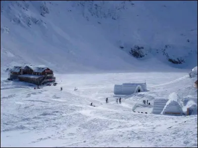 Cet endroit isolé est perché à près de 2 000 m d'altitude : en fait, l'hôtel est uniquement accessible par funiculaire. Chaque année en décembre, il prend une nouvelle forme construit à partir de la glace récupérée dans le lac et sculptée.
Trouvez cet endroit quand même pas si tranquille parce que les invités peuvent y louer des motoneiges, y faire aussi du rafting et du tubing sur la neige.