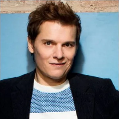 Bénabar chante dans le dîner : "On s'en fout, on n'y va pas, On n'a qu'à se cacher sous les draps, on commandera des ..." Complétez