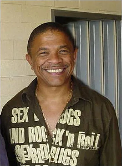 Frankie Vincent présente une chanson très collé-serré qui s'appelle ... :