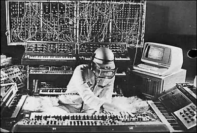 Question subsidiaire > Un célèbre artiste de musique électronique a composé une suite intitulée « L'Affaire Tournesol » (1979) : qui donc et dans quel groupe a-t-il joué ?