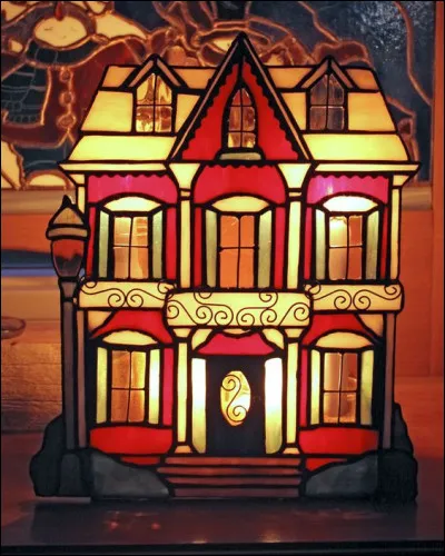 Si l'on considère l'architecture de la maison, quel animal est assis sur cette image ?