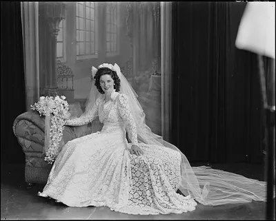 À partir de quel siècle les femmes portent-elles une robe blanche pour se marier ?