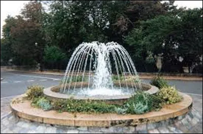 ''Elle parle comme l'eau des fontaines, comme les matins sur la montagne''. Qui est l'auteur de ces paroles, né à Agen ?