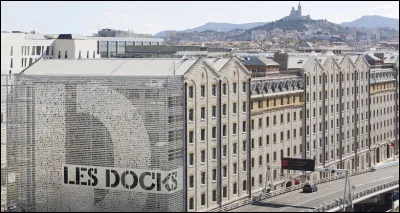 Vers les ... où le ... et ... - Me ... le dos - Ils arrivent le ... alourdi de ... - Les ... !