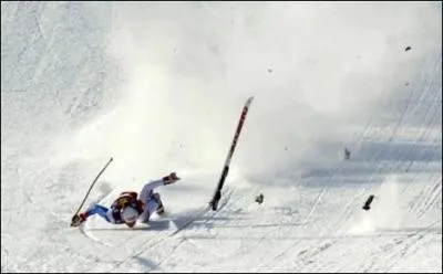 Quelle skieuse est tombe lourdement dans l'preuve de la descente?