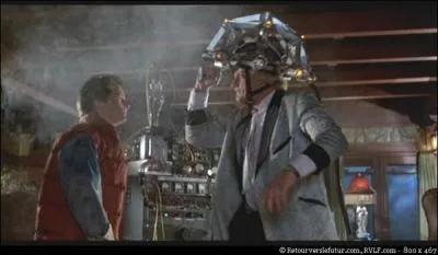 Quelle est la particularit de la table sur laquelle Doc a install sa maquette de Hill Valley en 1955?