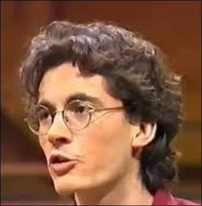 Qui animait le jeu télévisé pour enfants "Les Mondes fantastiques" dans les années 90 sur France 3 ?