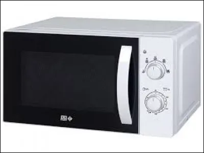 Pour réchauffer des plats froids, on utilise un micro-ondes. Quelle fut l'année de sa création ?