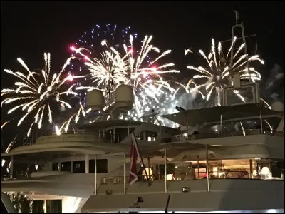 Les citoyens monégasques et les résidents étrangers non français sont exonérés de tout impôt à Monaco.