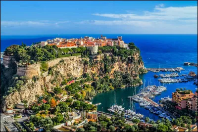 Par analogie avec le lieu sur lequel est situé le palais princier, quel surnom donne-t-on parfois à Monaco ?