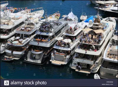 Quel est le nom du port de plaisance de Monaco qui accueille les yachts de luxe ?