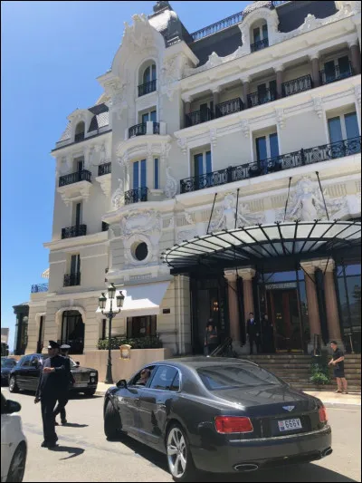 Quel est le nom de l'hôtel de luxe de Monaco devant lequel stationnent en permanence de dispendieuses automobiles et de somptueuses limousines ?