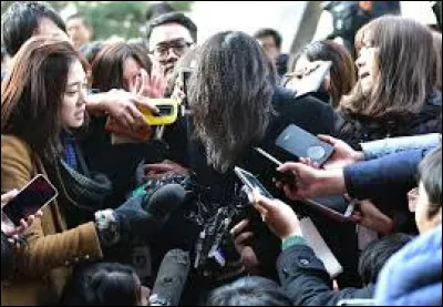 Manifestation bruyante faite en public contre quelqu'un ou quelque chose :