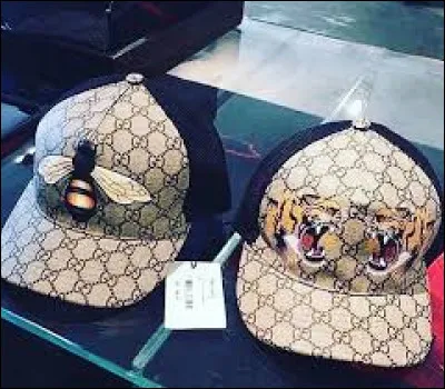 Retrouvez la marque de ces 2 casquettes !