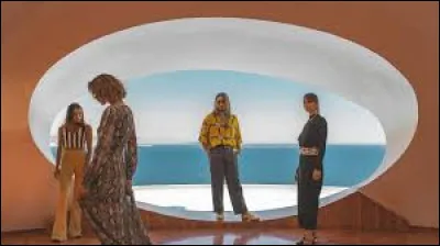 Qui chante ces paroles : "J'habille ma p_te en Versace" ?