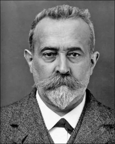 Qu'est-ce que le français Alphonse Bertillon a été le premier à utiliser en 1894 pour identifier les malfaiteurs ?