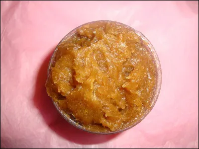 Il y a près de 5 000 ans en Mésopotamie, que fabriquait-on avec de l'huile d'olive et de la potasse ?