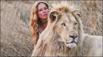 Comment s'appelle le film dans lequel une jeune fille se lie d'amitié avec un lion blanc ?