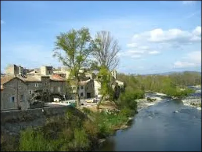 Commune d'Auvergne-Rhône-Alpes, au bord de l'Ardèche, Lanas se situe dans le département ...