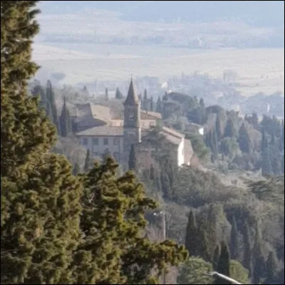 Cortona (Italie) > C'est Sergio, le cuistot du restaurant ***, qui nous a conduit à travers la campagne ... , aux alentours de cette ville fondée par les ... . Comblez les trous !