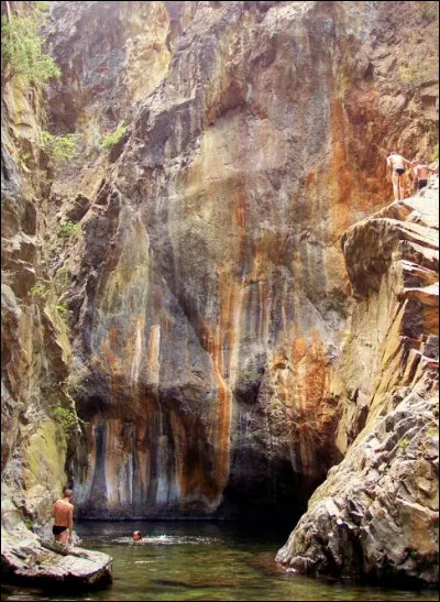 Malou - diminutif de Maria-Dolores - est arrivée avec ses parents réfugiés de [...] en 1936 à Finestret (66) et n'en n'est plus repartie : on la comprend !