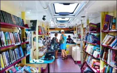 Combien y a-t-il de livres dans un bus de 20 enfants ayant chacun 5 livres ?