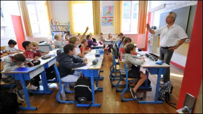 Il y a 30 élèves dans la classe de M. Dubois. Les trois cinquièmes sont des filles. Combien y a-t-il de garçons ?