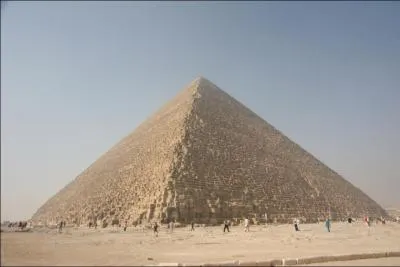 Laquelle de ces trois affirmations concernant la Pyramide de Khops est juste ?