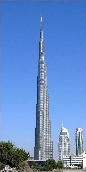 Quelle hauteur fait la tour Burj Khalifa ?