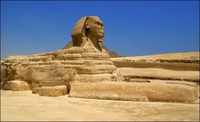 Vers quelle direction la tte du Sphinx est-elle tourne ?