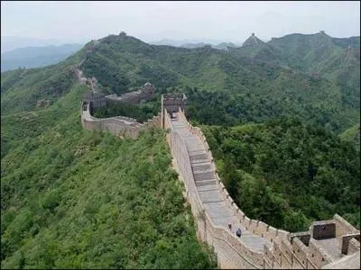 Comment est surnomme La Grande Muraille en chinois ?