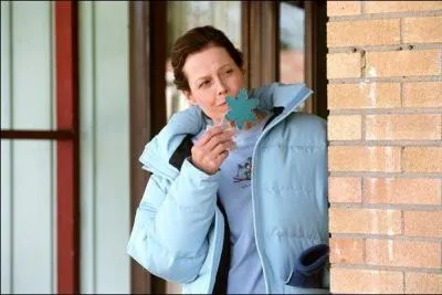 Que surveille-t-elle dans cette belle parka bleue, on le saura si on regarde ...