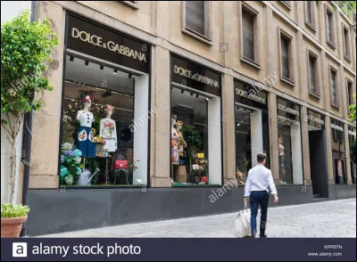 Quel est le nom de ce quartier de Milan où l'on peut voir de renversantes vitrines de magasins de luxe ?