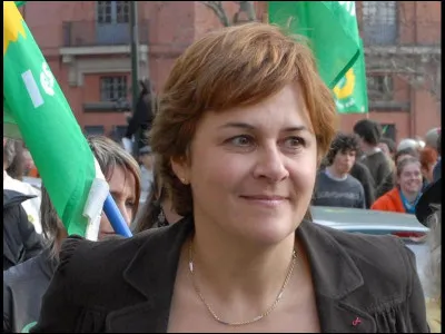 Cette femme politique, ministre de l'Aménagement du territoire et de l'Environnement de 1997 à 2001, candidate des Verts à l'élection présidentielle en 1995 et en 2007, se prénomme ...