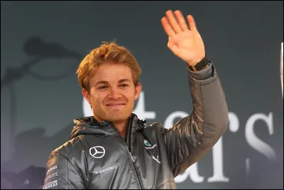 Combien d'années séparent le sacre de champion des pilotes de Nico Rosberg et de son père Keijo, surnommé Keke ?
