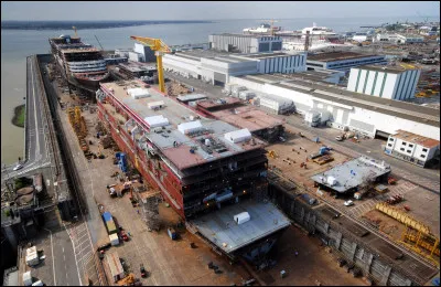 Quand je pense à la vieille anglaise - Qu'on appelait le "Queen Mary" - Echouée si loin de ses falaises - Sur un quai de Californie !